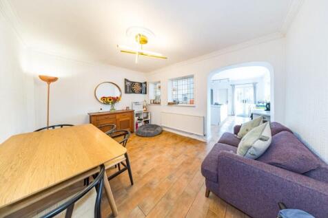 31 TheMeadows dining room.jpg