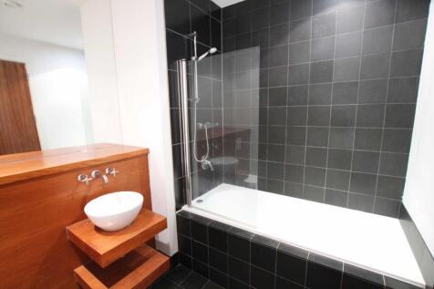 A 3 bedroom apartment in fantastic location in the city centre. The Edge is just minute's walk from the heart of the city's fantastic shopping and dining district,