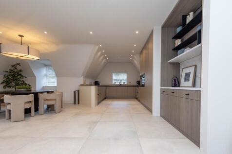 Long living area sho