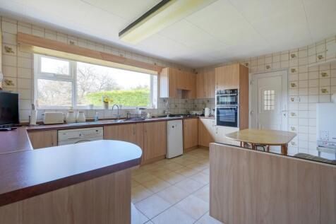 4 bed, 2 bath Detached in Sheffield - Photo 7