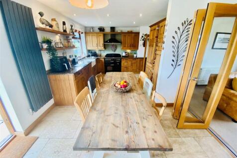 Kitchen/ Dining Room
