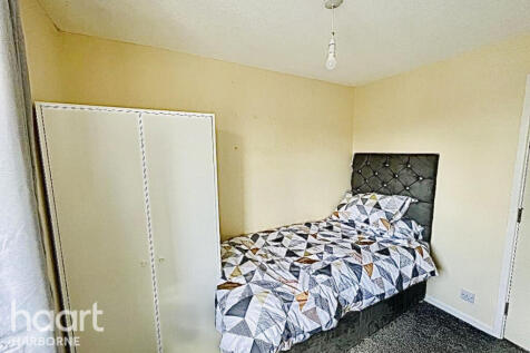 Available mid-September is this well-presented single bedroom within a friendly and professional house share located on the ever-convenient Pine Walk, B31 2JL — ideal for a working professional seekin