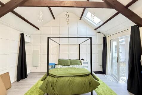 OPEN PLAN LIVING/BEDROOM AREA