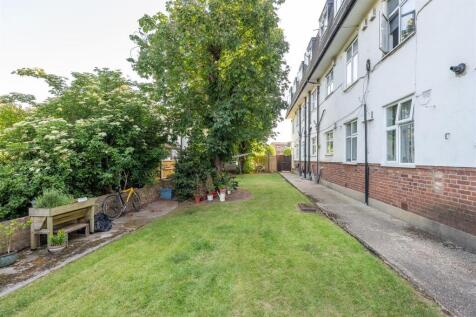 Churchfields, E18