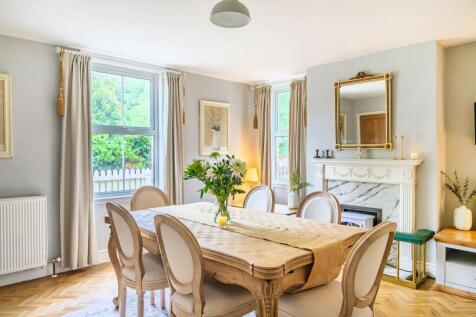 Light and bright dining room