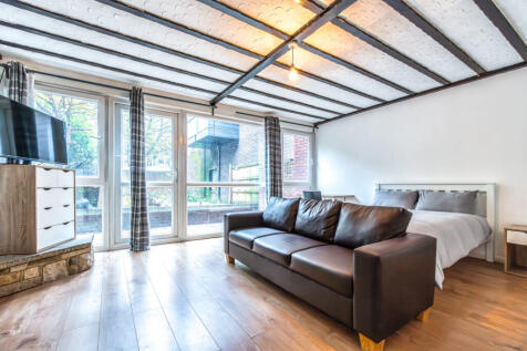 Offering a superb location and wonderfully positioned just off vibrant Old Street is this superb, bright and very spacious three bedroom maisonette flat with a large lounge and boasts a private rear g