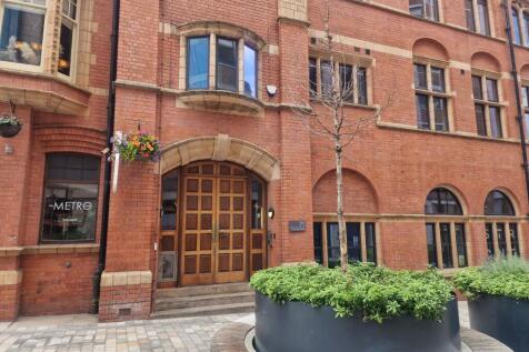 Stunning fully furnished 1 bed in central Lightwells, Birmingham. High-end finish, integrated appliances, lift access. No deposit option. Ideal for professionals or students.