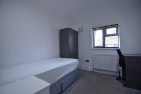 A well located, double room in a shared house! Available July 2026! Viewings available now. All bills included, fully furnished!