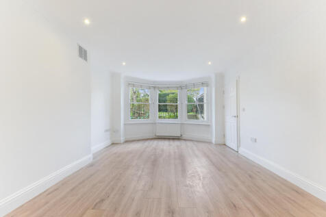 A stunning studio apartment in the popular gardens square development | The property is perfectly located between East Dulwich and Peckham Rye Stations and minutes walk to Lordship Lane and Peckham Ry