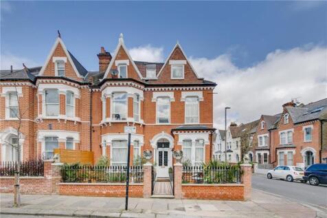 This fantastic two-bedroom apartment is situated on the top floor of a beautiful double fronted Victorian house. Boasting wooden floors throughout, it further comprises a spacious reception room, sepa
