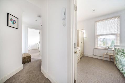 A wonderful first floor one bedroom flat, located on a residential road between Peckham Rye Park and Dulwich Village and the bars and restaurants on Lordship Lane.