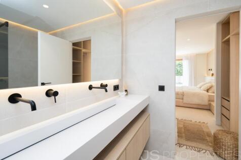 Modern luxury home with pool in a prime location in Puerto Pollensa