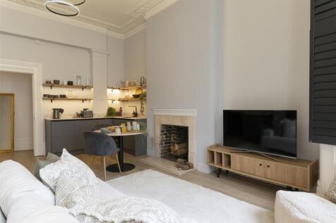 Knight_Stays_19_Chesham_Place_12_25-5.jpg