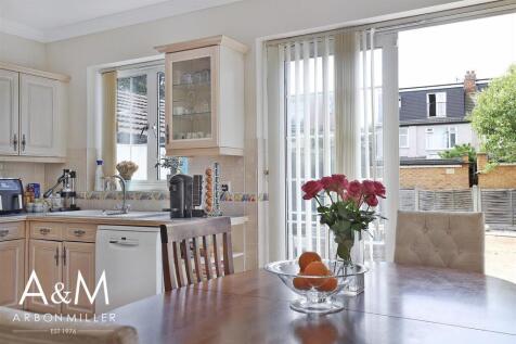 EXTENDED KITCHEN DINER