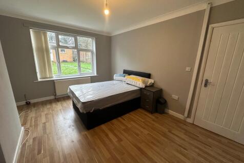 Furnished Rooms - Quinton B32 Transitional Housing Service | Bills Included | No Deposit Two furnished rooms are currently available within a professionally managed shared property in Quinton (B32), o