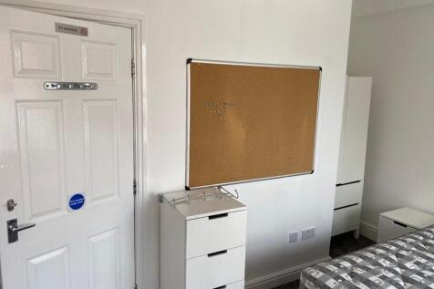 Bright, well-presented bedroom with neutral dec...