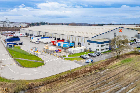 Warehouse to rent in selby