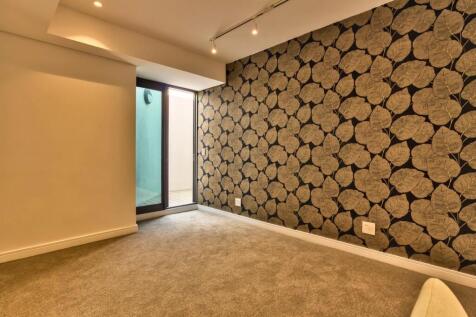 Second bedroom with en-suite bathroom