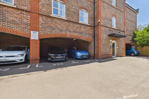 CAM03852G0-PR0757-STILL013