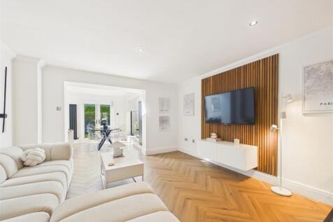 CAM05451G0-PR0126-STILL004.jpg