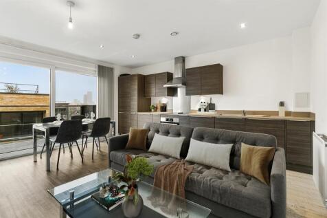 Experience urban living with this stunning open-concept design, perfect for relaxation and entertainment.