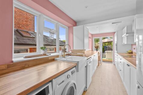 66 Totteridge Avenue, HP13 6XJ-10.jpg