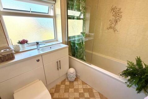 TILED 3-PIECE BATHROOM