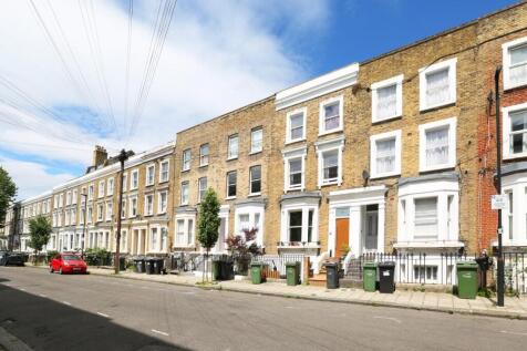 One bed period conversion in Central London location. This well proportioned apartment forms part of an imposing three storey Victorian house and benefits from a spacious reception with bay window, go