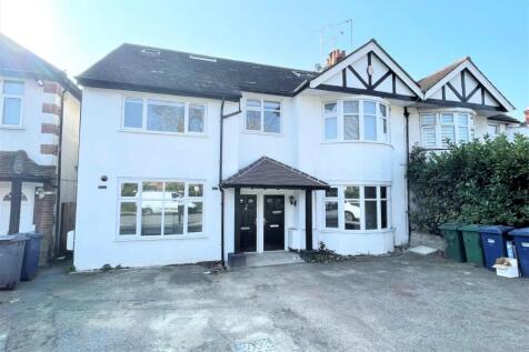 Cosway Estates are pleased to offer for rent this lovely large three double bedroom garden flat in house conversion, situated in great location, moments from Mill Hill Broadway. This property comprise