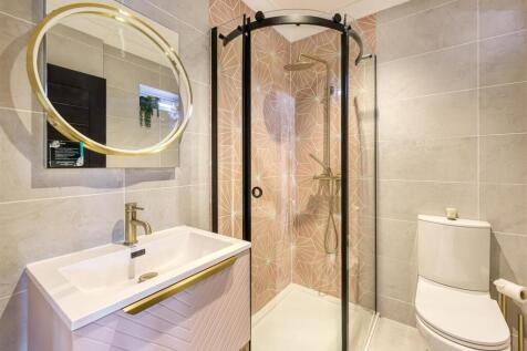 34 Post Office Road-bed2 ensuite.jpg