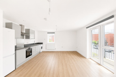 *** WELL PRESENTED ONE BED STYLISH APARTMENT, LOCATED ON THE FIRST FLOOR WITH BALCONY ***