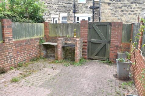 ENCLOSED REAR COURTYARD
