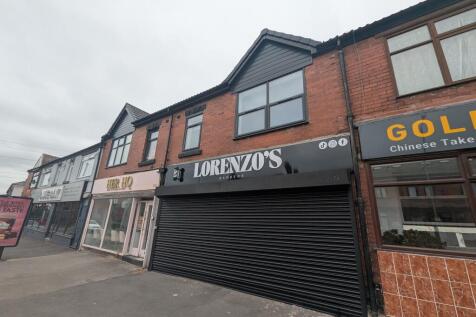 We are pleased to offer to let this two bedroom fully refurbished flat based in Whitefield with excellent links to transport and local amenities.