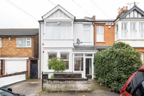 Malmesbury Road, E18