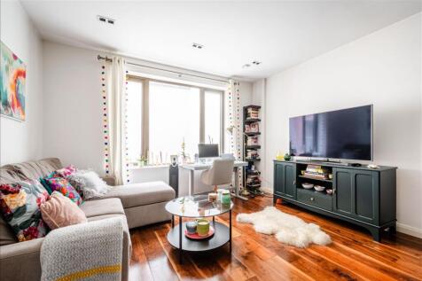 An elegant, modern and high-specification one double bedroom apartment available for long let on the ground floor of this attractive new build, ideally located, just moments from Chancery Lane, EC4A.