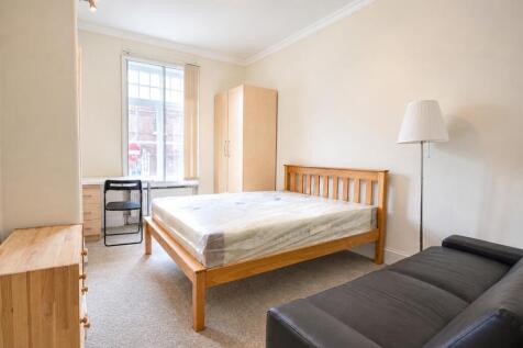 Spacious two or three bedroom flat in a residential block, ideal for Imperial College students. Flexible layout with two doubles and reception, or three doubles. Great transport links, close to Olympi