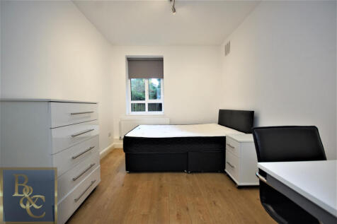 A spacious, three double bedrooms flat with separate lounge which can be converted to a 4th bedroom located on the corner of Brecknock Road and Hilldrop Road. Accommodation comprises three double bedr