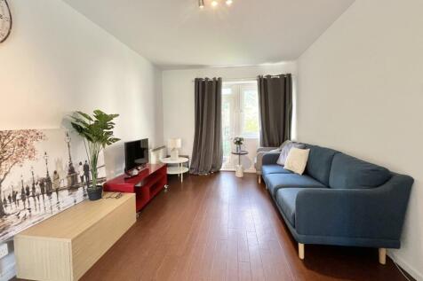 Well located apartment within walking distance of University College London, offering excellent transport links and vibrant Central London living.