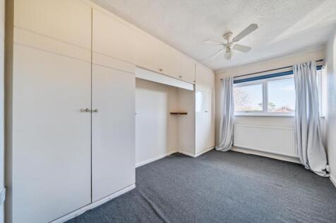 31 Harmans Way, Weedon