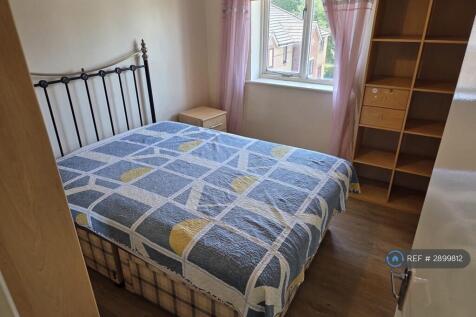 We are proud to offer this delightful 2 bedroom, 1 bathroom flat in a great location. Available to move in from 20 June 2026, this property benefits from available parking, and garden access. Pro... *