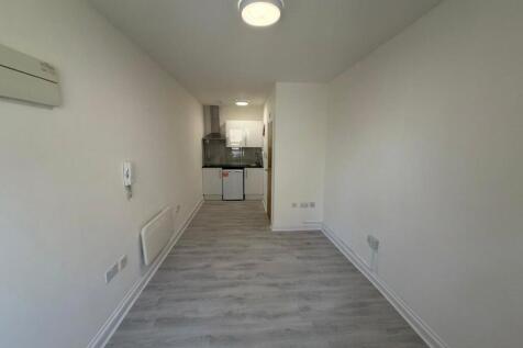 A self contained studio flat perfectly positioned for commuters. Recently refreshed with neutral décor, modern kitchen, and excellent Zone 2/3 transport links.