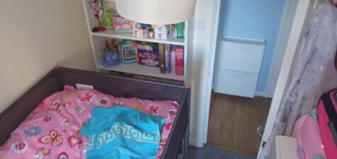 Bright, cosy child&#39;s bedroom with colourful bed...