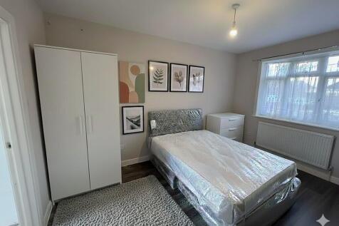 Beutiful Large en-suite Room in Norbury DSS WELCOME
Only £1300 pcm Six rooms in Total 2 rooms ensuite
Two rooms ground floor share one bathroom between 2
Two rooms first floor share one bathroom only
