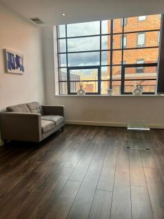 Fantastic 1-bed apartment in the Kettleworks, Jewellery Quarter. Fully furnished with concierge, large windows and plenty of natural light. Walking distance to Birmingham city centre. Available August