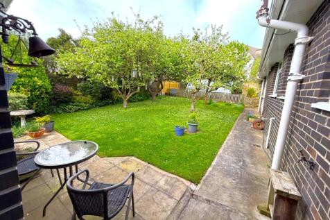 8.5 - rear garden.jpeg