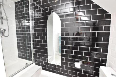 EN SUITE SHOWER ROOM