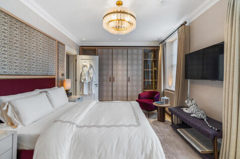 7 bed, 7 bath House in London - Photo 18