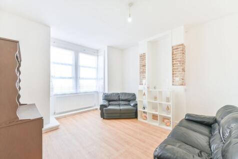 ZERO DEPOSIT AVAILABLE. LONG LET. Situated on a quiet cul de sac, a spacious 2 bedroom ground floor flat offers well proportioned living space, south facing garden and planning permission to extend.