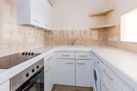 Fantastic two bedroom flat set on the top floor of a new build home. Finished to a high standard the property has a mix of wood floors, modern open plan kitchen lounge, high ceilings, tiled bathroom,