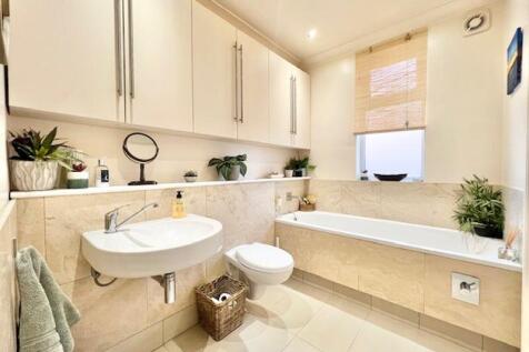 En suite bathroom view 2